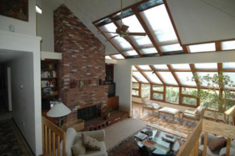 Интерьер общей комнаты солнечного дома в Боксборо