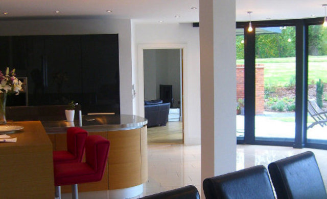 Пассивный солнечный дом в виде полукруга, фрагмент интерьера