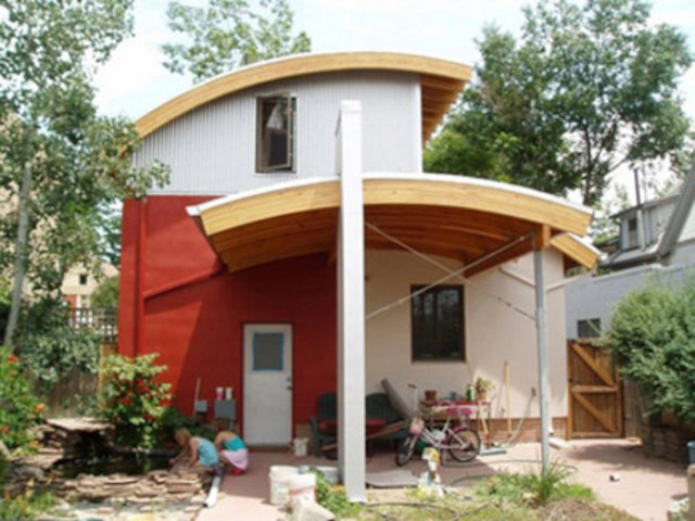 Дом с простейшей системой пассивного солнечного отопления, внешний вид после реконструкции