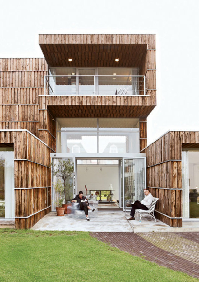 Современный голландский дом из использованных материалов, внешний вид