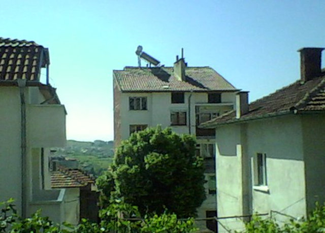 Солнечный водонагреватель на крыше дома