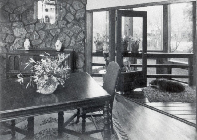 Фрагмент интерьера столовой с видом на солярий