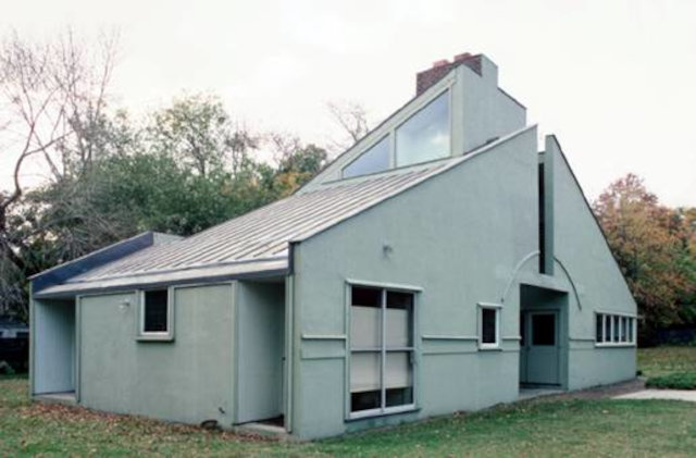Vanna Venturi House, дом матери Роберта Вентури одного из родоначальников постмодернизма