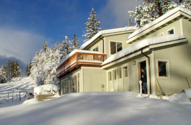 Пассивный солнечный дом в Сьеррас, вид с юго-востока