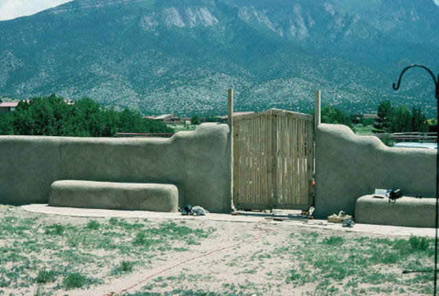 Землебитное ограждение участка по технологии Earthbags, внешний вид