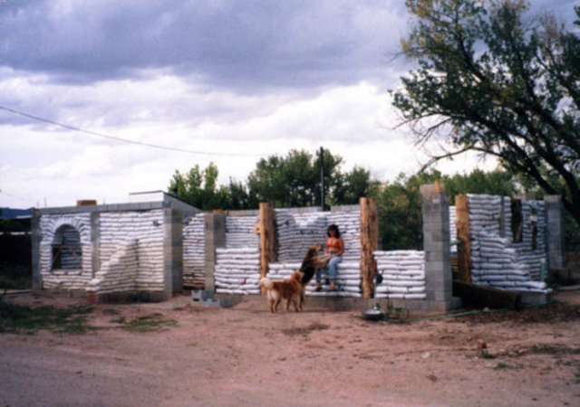 Землебитный дом Kennedy House, строительство стен