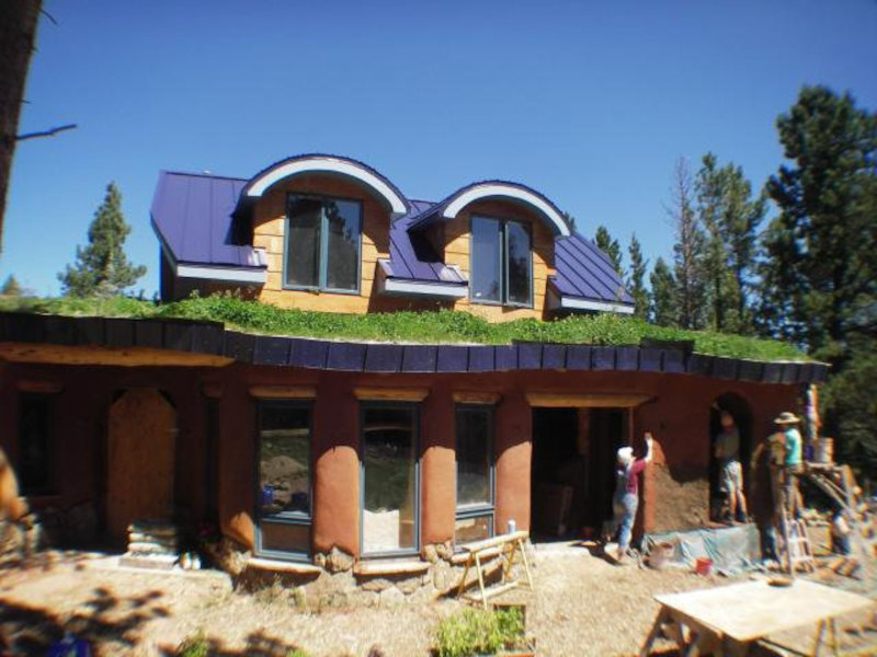 Саманный солнечный дом Kindra’s Cob House, вид с юго-юго-запада