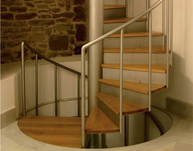 Центральная опорная лестничная стойка