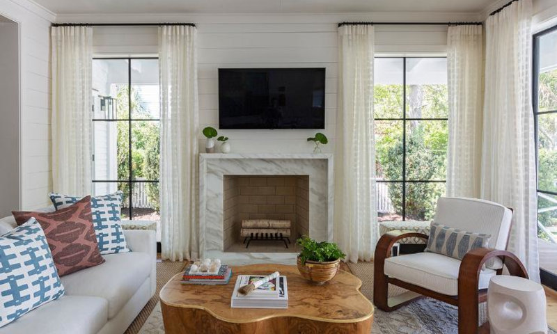 Расположение камина в простенке между окон