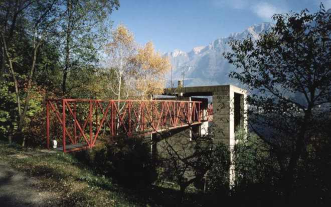 Вилла Бьянки (Casa Bianchi), мостик, ведущий ко входу в дом