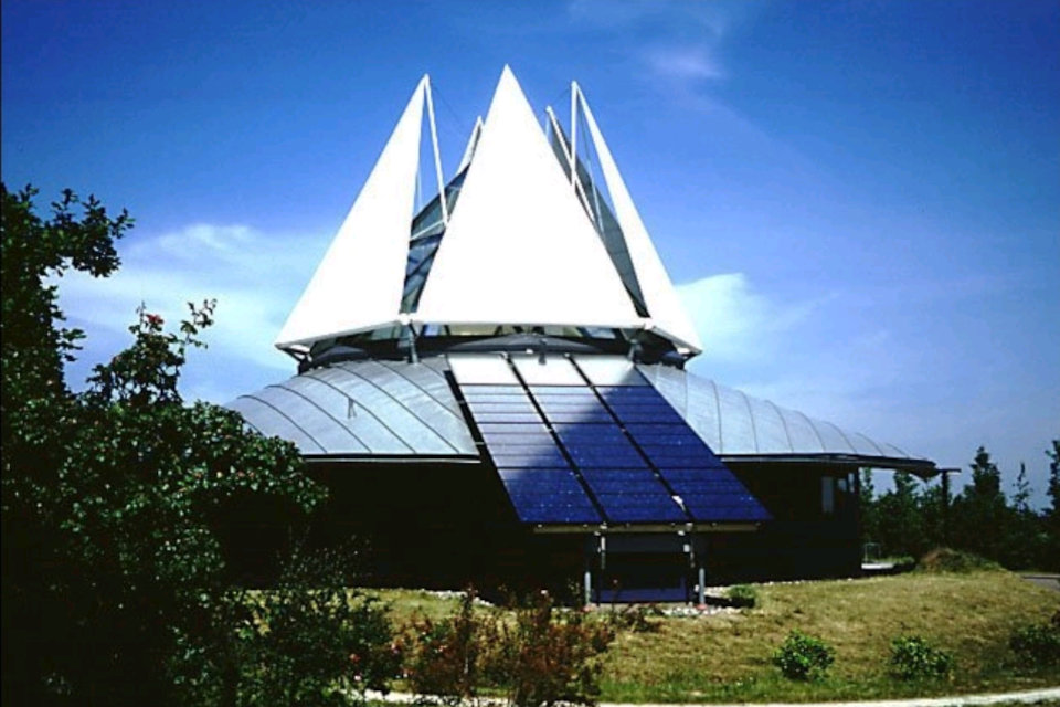Экологический дом Villa Vision, затеняющее устройство в виде лепестков цветка