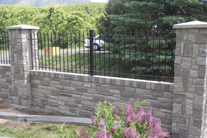 Комбинированный забор с металлической обрешёткой