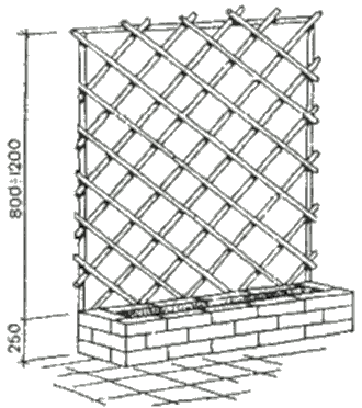 Трельяж-решётка на подпорной стенке-цветнике