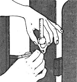 Крепление нижних частей петель