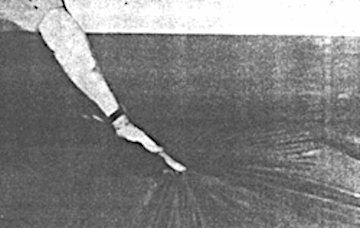 Пластиковый солнечный коллектор, наполненный водой, на крыше