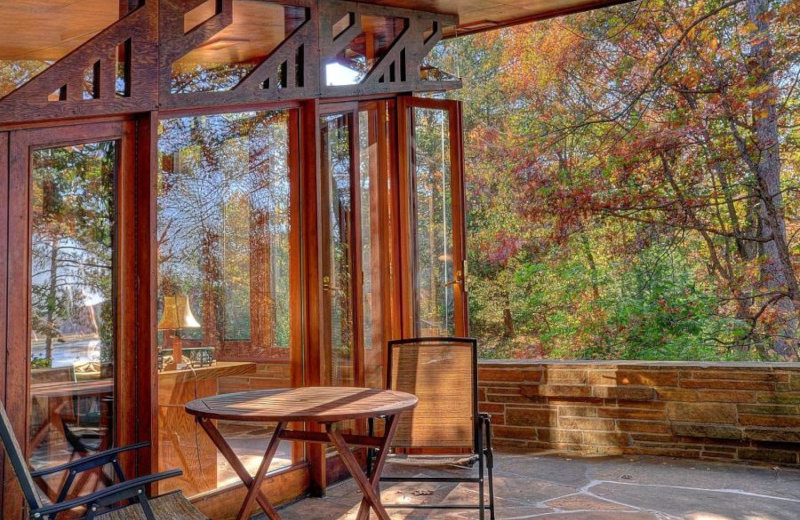 Коттедж Сета Петерсона (Seth Peterson Cottage) — проект Фрэнка Ллойда Райта, вход