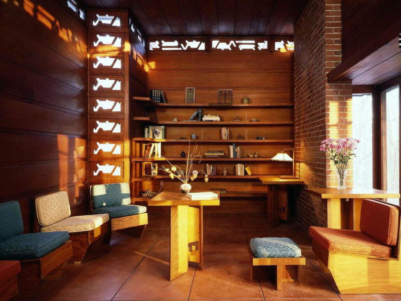 Дом Поуп-Лиги (Pope-Leighey House) — проект Фрэнка Ллойда Райта, узорчатые окна