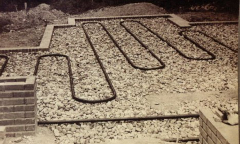 Дом Поуп-Лиги (Pope-Leighey House) — проект Фрэнка Ллойда Райта, трубы системы подпольного радиационного отопления