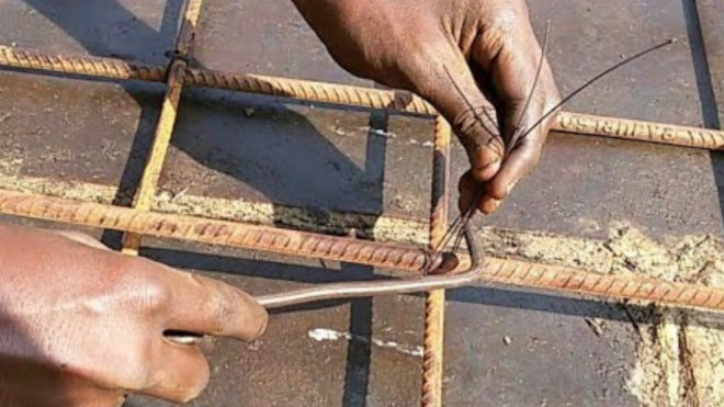 Вязка арматуры проволочными скрутками с помощью специальных крюков