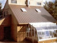 Маленький солнечный дом с пристроенной гелиотеплицей, внешний вид