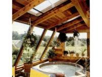 Интерьер солнечной веранды с гидромассажной ванной